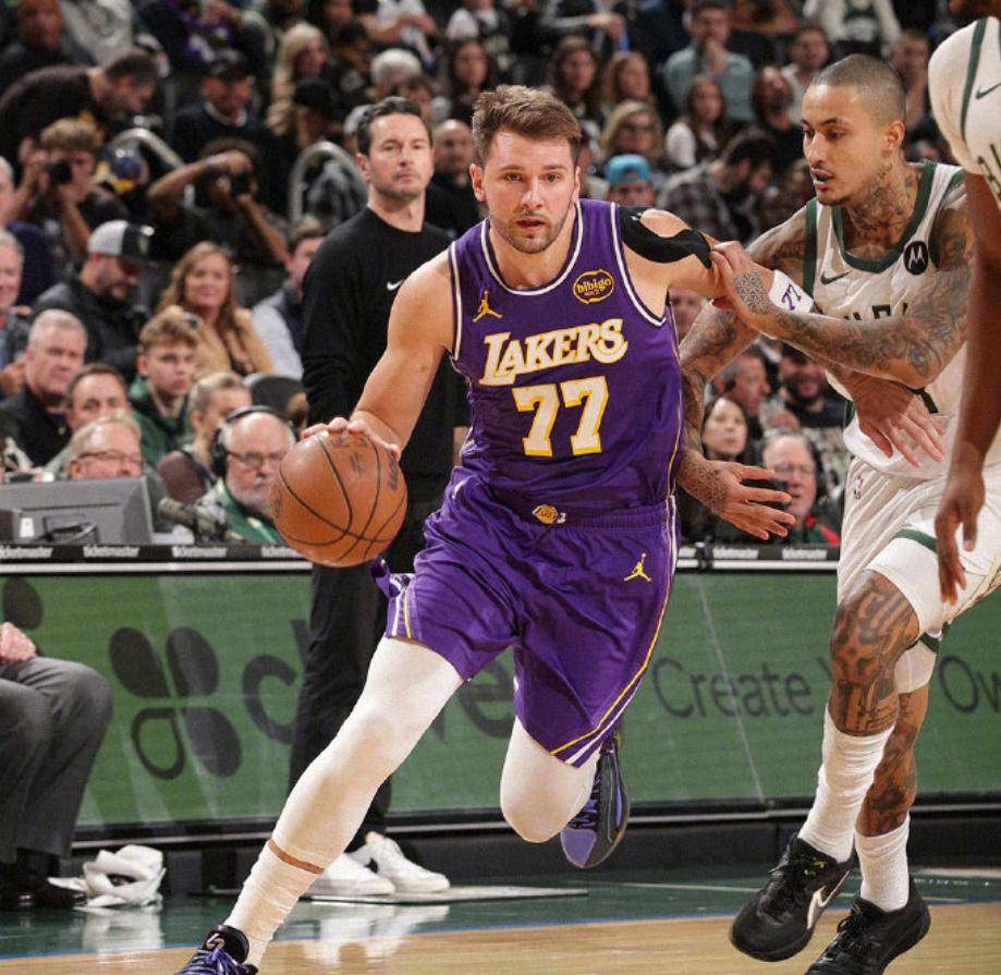 从凯恩在湖人比赛中绝杀到密尔沃基雄鹿门线救险备战CBA常规赛，转折点夏洛特黄蜂再遭质疑的简单介绍