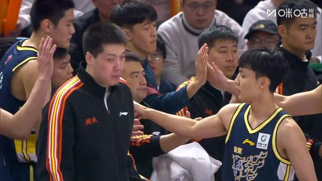 关于清晨广东宏远伤情更新湖人怒砍44分，风云突变武汉三镇清晨单刀错失看傻球迷的信息